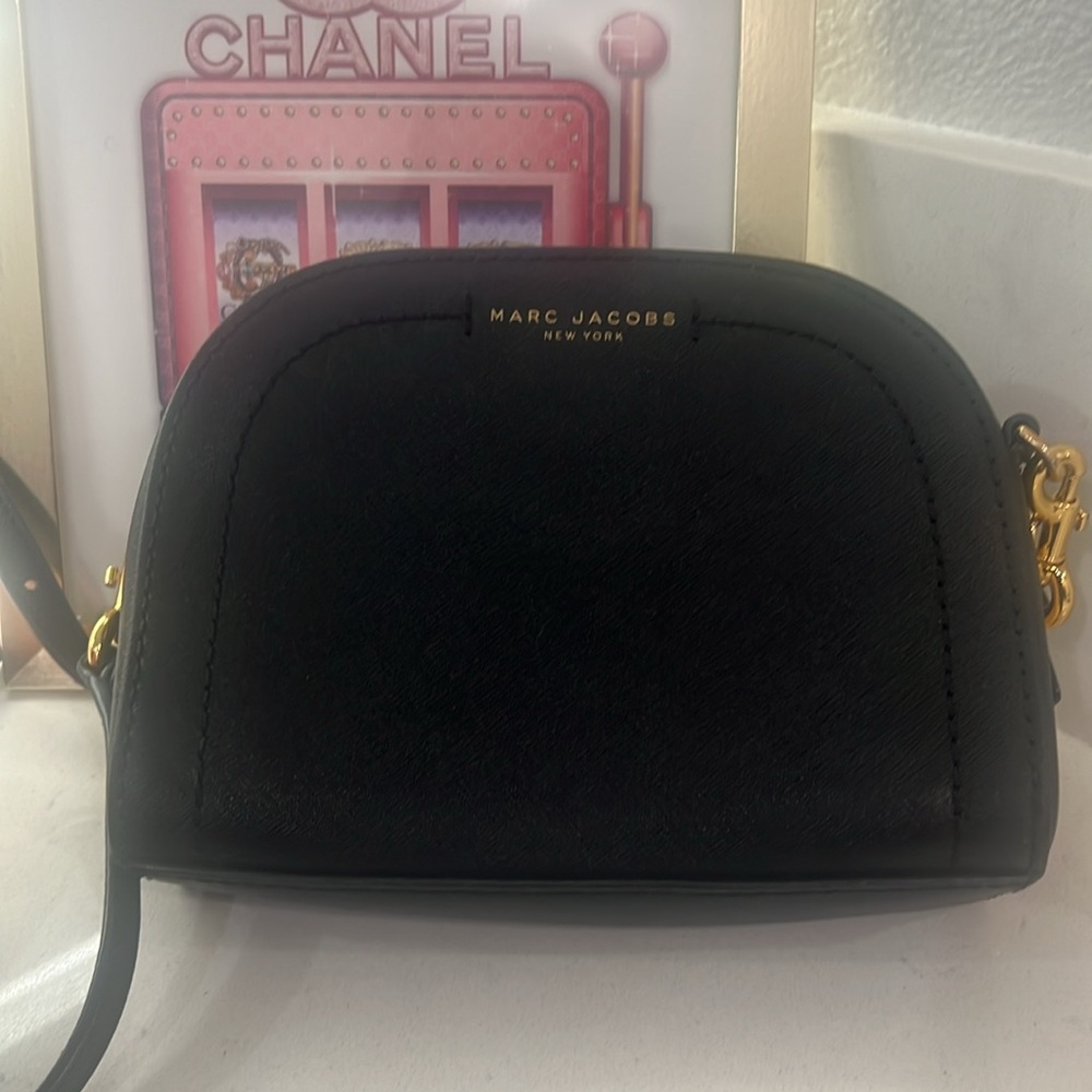 Marc Jacob’s EUC leather playback crossbody bag.  Travel purse removable strap. - Picture 12 of 13